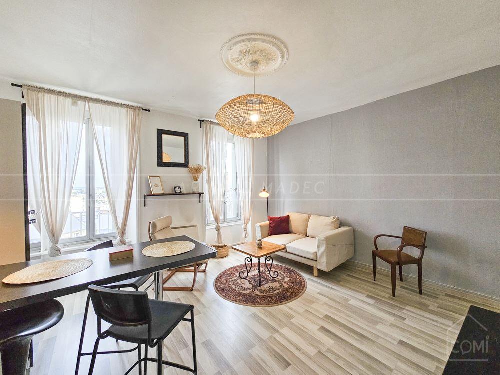 APPARTEMENT T2 - DERNIER ETAGE - VUE MER - BELLE PIECE DE VIE AVEC CUISINE US - RANGEMENT - RARE - COUP DE COEUR photo 3