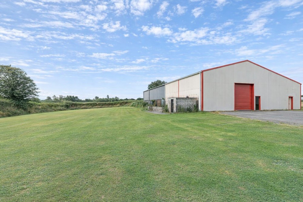 – HANGAR AMENAGE – STOCKAGE DE 500 M² +HABITATION (SOUS CONDITION)– STRUCTURE METALLIQUE DE QUALITE - TERRAIN 3 500 M² - PROCHE MER –