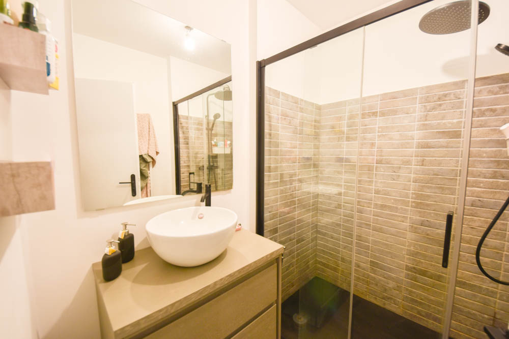 APPARTEMENT - T2 DE 53 M2 - EXCELLENT DPE C - SANS TRAVAUX - VERANDA DE 17 M2 - JARDIN PRIVATIF - GARAGE photo 5