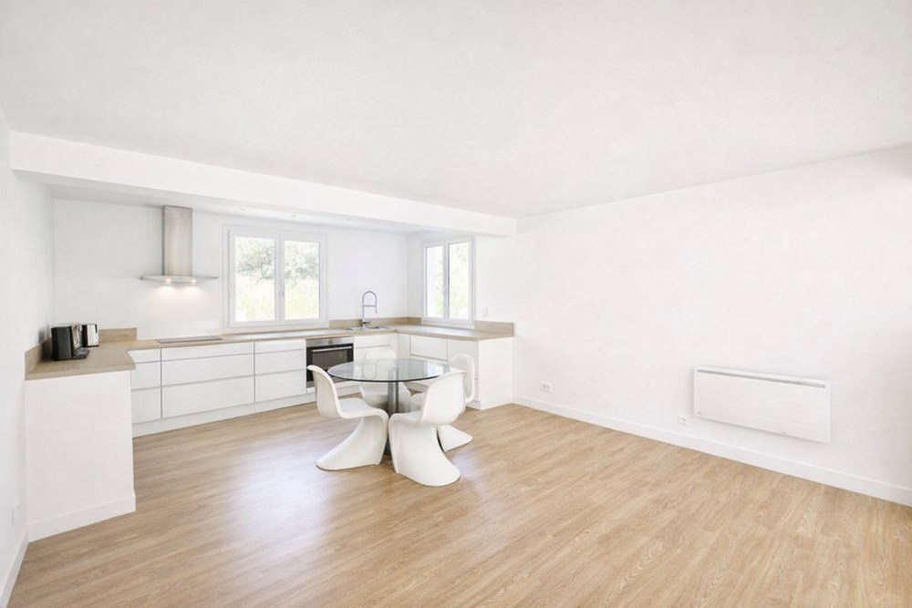 MAISON T6 - 5 CHAMBRES - SURFACE UTILE DE 200 M² - CALME - SOUS-SOL TOTAL - GARAGE - PROCHE COMMODITES - RARE photo 2