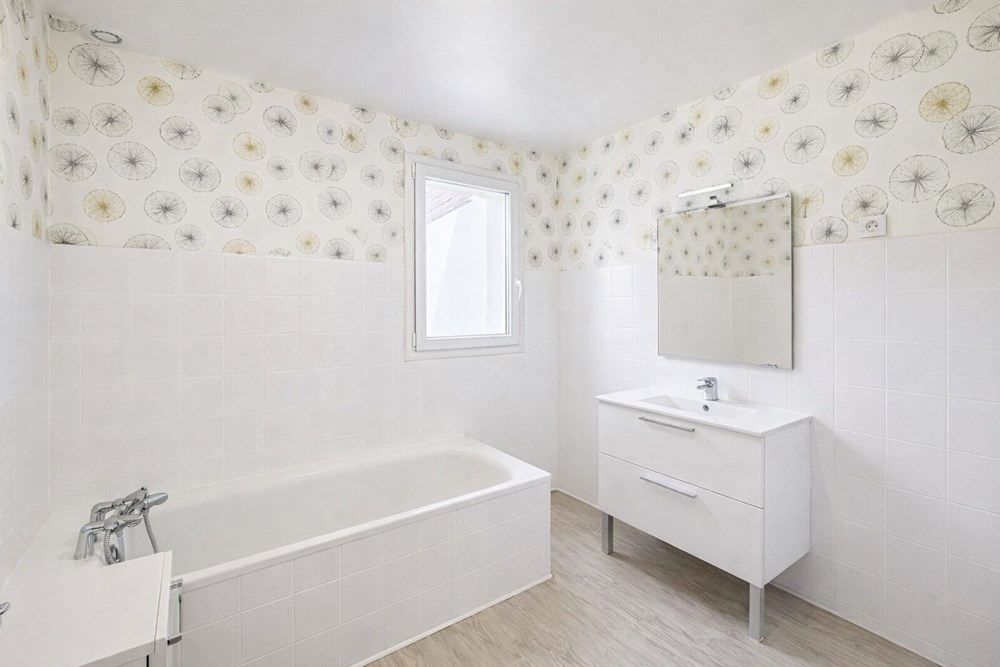 MAISON T6 - 5 CHAMBRES - SURFACE UTILE DE 200 M² - CALME - SOUS-SOL TOTAL - GARAGE - PROCHE COMMODITES - RARE photo 3