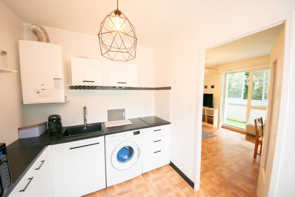 APPARTEMENT - T2 - PREMIER ETAGE - BALCON - DALLE BETON - QUARTIER CALME - PLACE DE PARKING PRIVE - EXPOSITION SUD