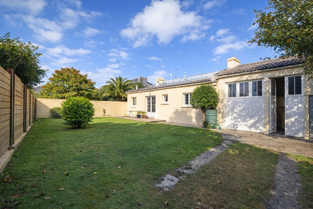 MAISON 85 M² - 2 CHAMBRES - PLAIN PIED - GRAND JARDIN - HANGAR DE 90M² - GARAGE - GRANDE PIECE DE VIE