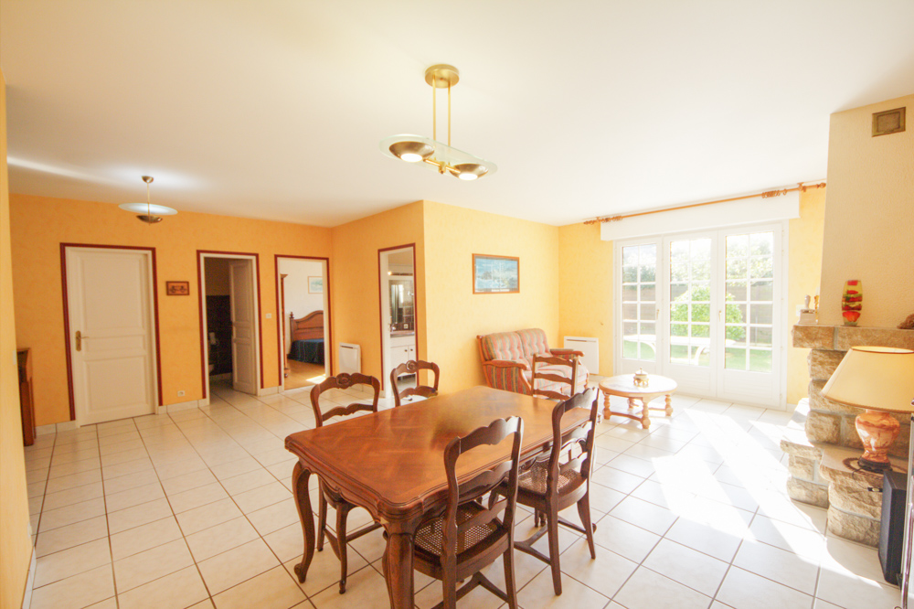 MAISON 85 M² - 2 CHAMBRES - PLAIN PIED - GRAND JARDIN - HANGAR DE 90M² - GARAGE - GRANDE PIECE DE VIE photo 3