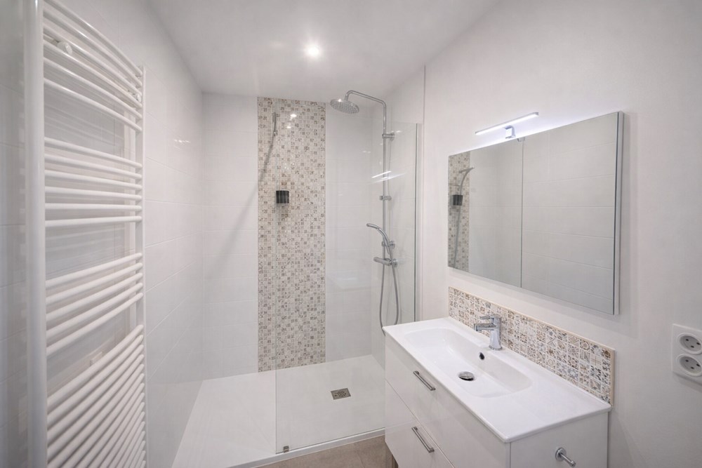 RUE VICTOR HUGO - APPARTEMENT - 2 CHAMBRES - AUCUNS TRAVAUX - IDEALEMENT SITUE - DPE C - BELLES PRESTATIONS - COUP DE COEUR. photo 5