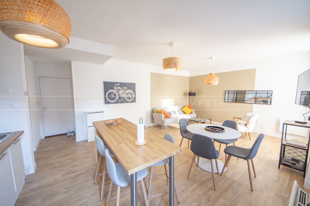 RUE VICTOR HUGO - APPARTEMENT - 2 CHAMBRES - AUCUNS TRAVAUX - IDEALEMENT SITUE - DPE C - BELLES PRESTATIONS - COUP DE COEUR. photo 3