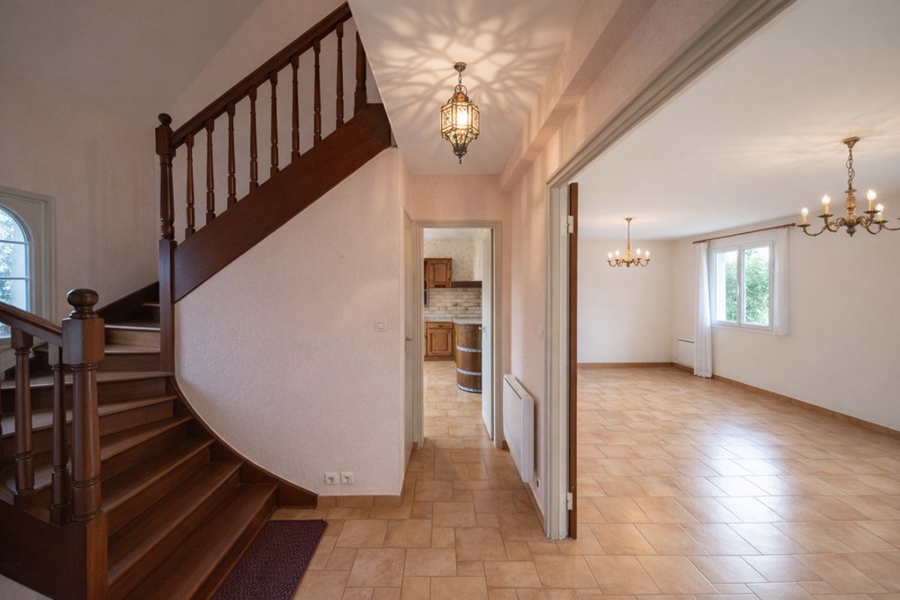 MAISON DE 124M² - 4 CHAMBRES DONT 1 EN RDC - BEAUX VOLUMES - GRAND SOUS SOL DE 82M² AVEC PORTE MOTORISEE - GRAND TERRAIN photo 4