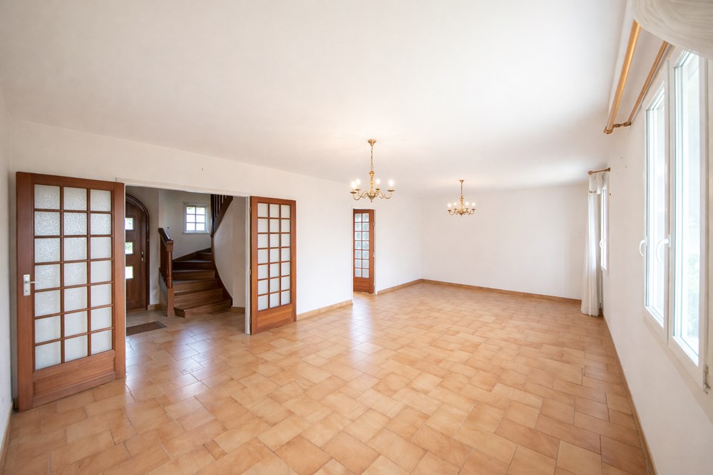 MAISON DE 124M² - 4 CHAMBRES DONT 1 EN RDC - BEAUX VOLUMES - GRAND SOUS SOL DE 82M² AVEC PORTE MOTORISEE - GRAND TERRAIN photo 2