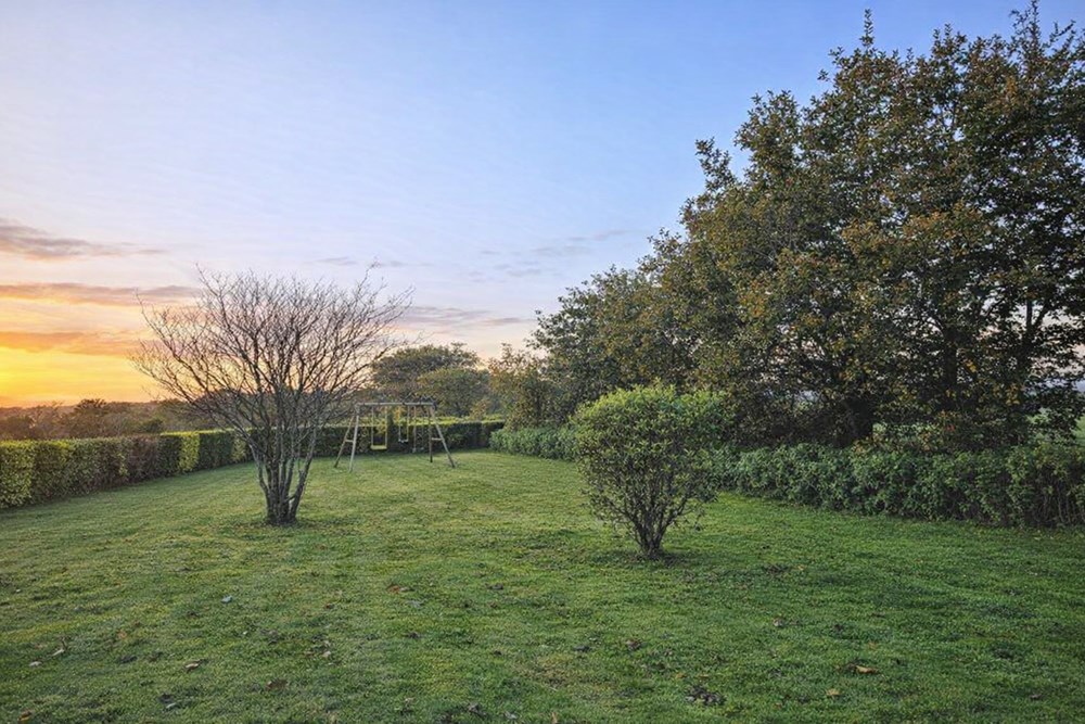 PROPRIETE T7 AVEC DEPENDANCES - TERRAIN DE +2500M² - PIECE DE VIE 80 M² - 4 CHAMBRES - IDEAL FAMILLE - COUP DE COEUR ASSURE - RARE ! photo 2