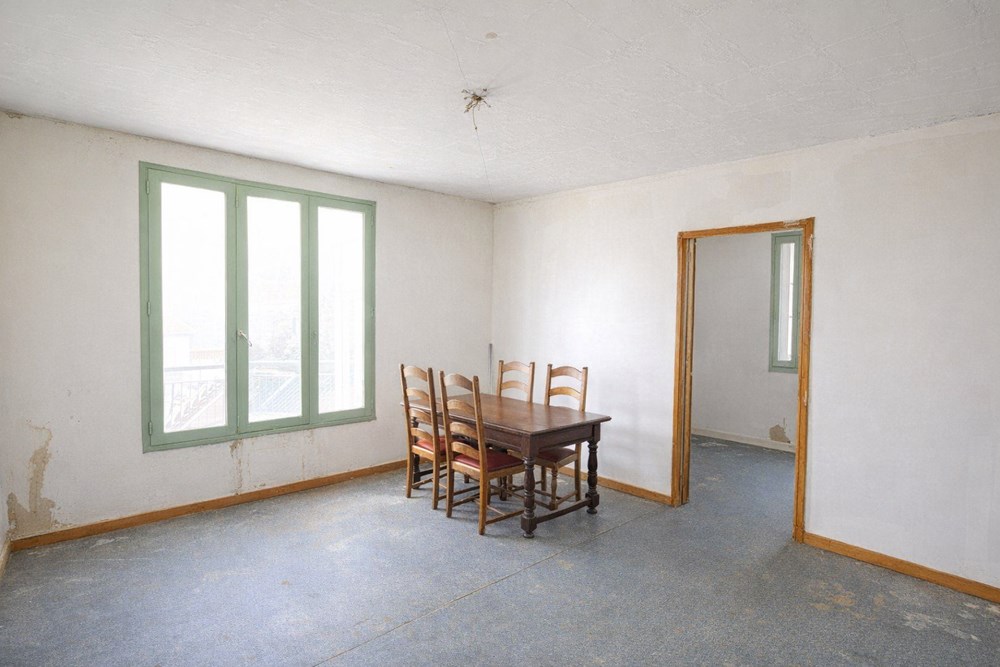 APPARTEMENT - T4 - 3 CHAMBRES - IDEALEMENT SITUE - PROCHE ECOLES - A RENOVER - DPE D -