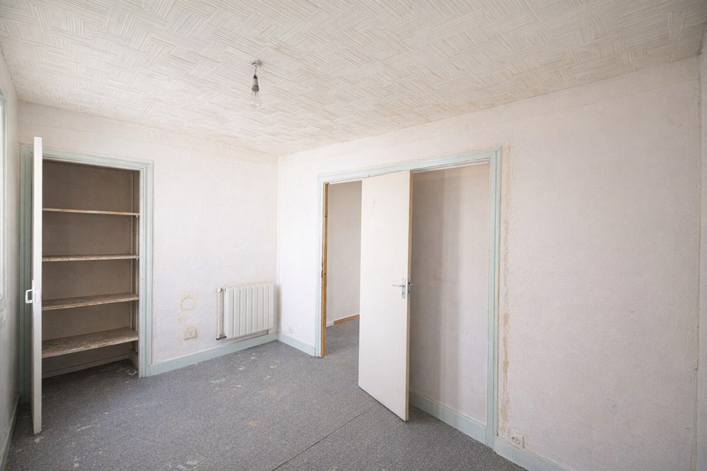 APPARTEMENT - T4 - 3 CHAMBRES - IDEALEMENT SITUE - PROCHE ECOLES - A RENOVER - DPE D - photo 4