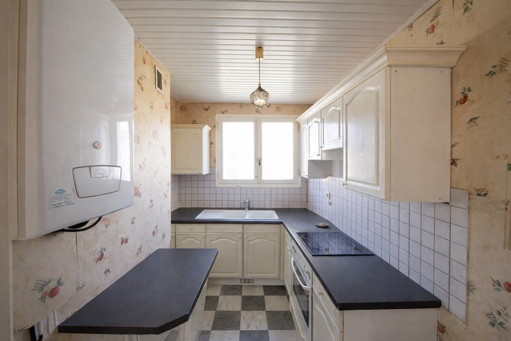 APPARTEMENT - T4 - 3 CHAMBRES - IDEALEMENT SITUE - PROCHE ECOLES - A RENOVER - DPE D - photo 2