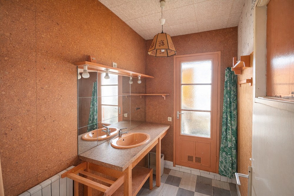 APPARTEMENT - T4 - 3 CHAMBRES - IDEALEMENT SITUE - PROCHE ECOLES - A RENOVER - DPE D - photo 5