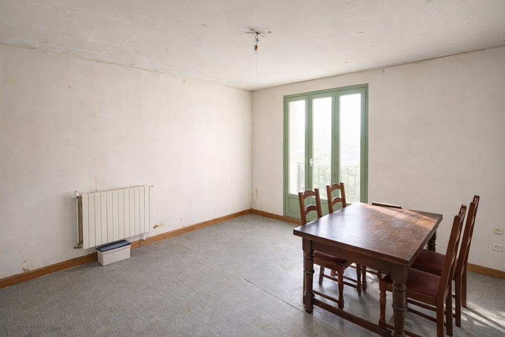 APPARTEMENT - T4 - 3 CHAMBRES - IDEALEMENT SITUE - PROCHE ECOLES - A RENOVER - DPE D - photo 3