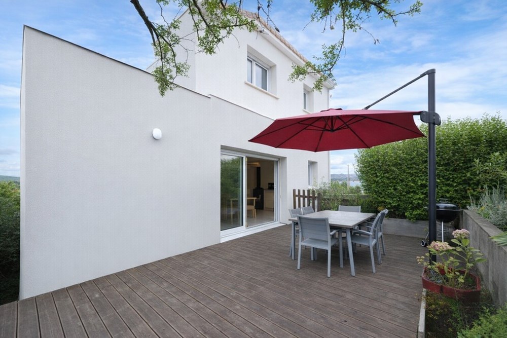 MAISON CONTEMPORAINE - 3 CHAMBRES - VIE DE PLAIN PIED - 115 M2 - TERRAIN 600M2- PROCHE DU BOURG - EXCELLENT DPE : A - COUP DE COEUR