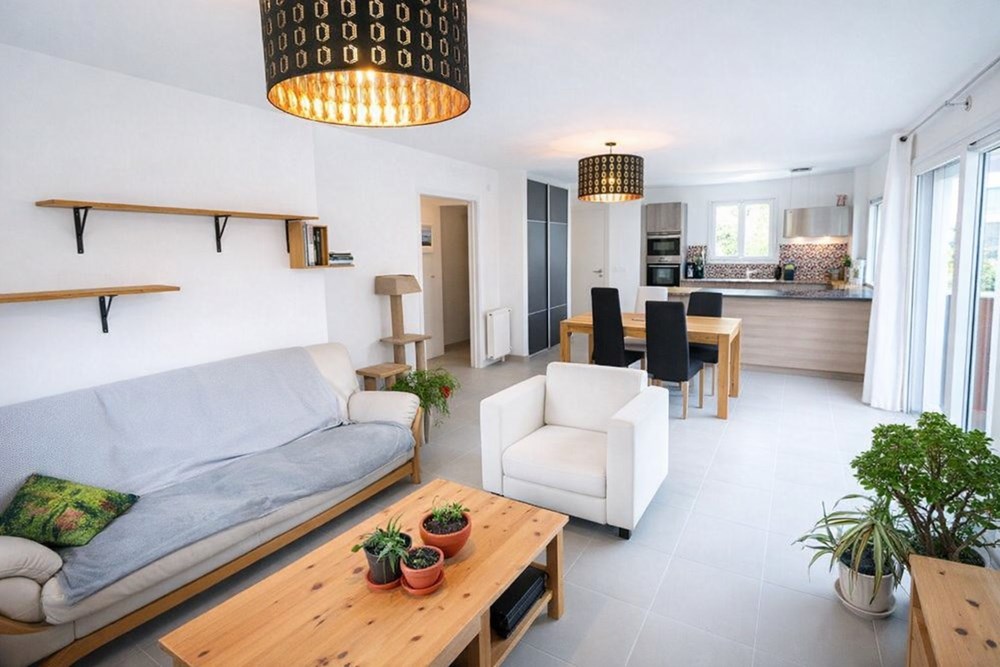 MAISON CONTEMPORAINE - 3 CHAMBRES - VIE DE PLAIN PIED - 115 M2 - TERRAIN 600M2- PROCHE DU BOURG - EXCELLENT DPE : A - COUP DE COEUR photo 2