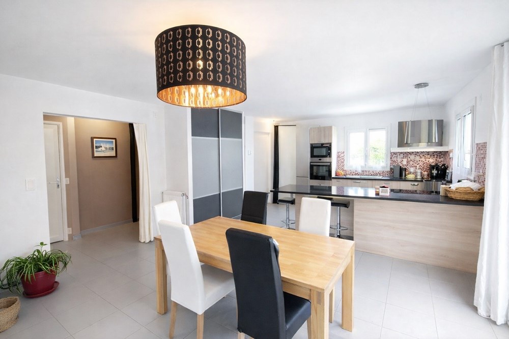 MAISON CONTEMPORAINE - 3 CHAMBRES - VIE DE PLAIN PIED - 115 M2 - TERRAIN 600M2- PROCHE DU BOURG - EXCELLENT DPE : A - COUP DE COEUR photo 4