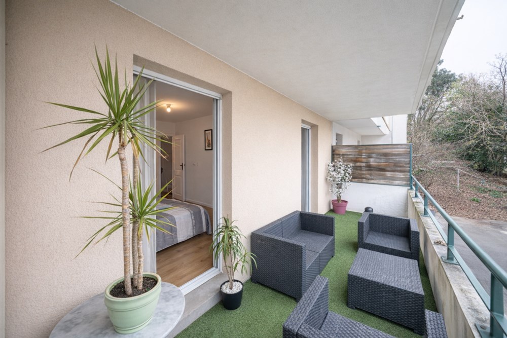 APPARTEMENT 62M²- DEUX CHAMBRES - 2 PLACES DE PARKING - BALCON 17M² - ASCENSEUR - CONSTRUCTION 2011 - DPE C - DALLE BETON