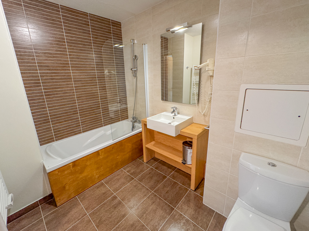 APPARTEMENT T1 30M² DANS UNE RESIDENCE MODERNE AVEC BALCON LOUE AVEC BAIL COMMERCIAL photo 3