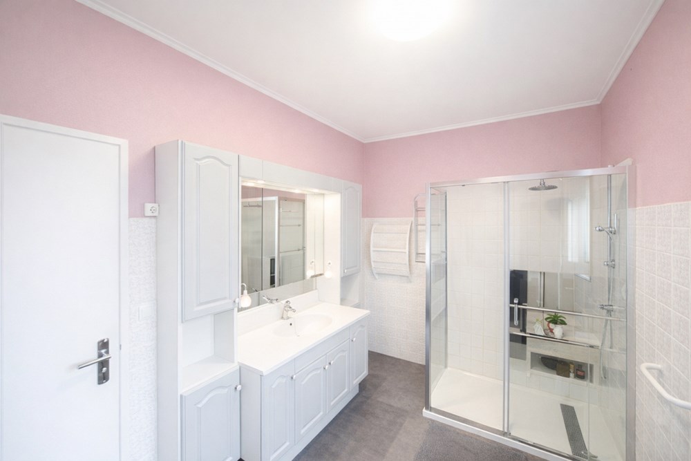 MAISON 7 PIECES DE 150 M² - 5 CHAMBRES - SOUS SOL DE 90 M2 - IDEAL FAMILLE - CENTRE BOURG - CALME - TERRAIN 600 M² - EXCELLENT DPE - RARE photo 5