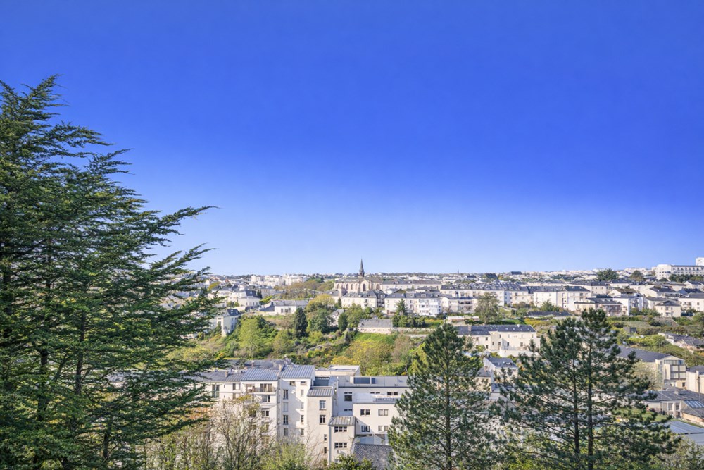 APPARTEMENT - T4 - 3 CHAMBRES - DALLE BETON - BEAUX VOLUMES - BALCON - EXPOSITION SUD OUEST - ASCENSEUR - PLACE DE PARKING - VUE DEGAGEE - DPE C.