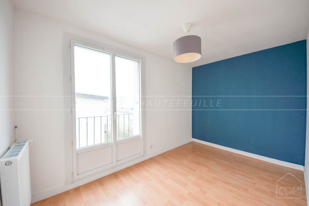 APPARTEMENT DE 85 M2 - 3 CHAMBRES - DERNIER ETAGE - DALLE BETON - FENETRES PVC - COMBLES ISOLES - CHAUFFAGE COLLECTIF - BALCON - CAVE photo 3