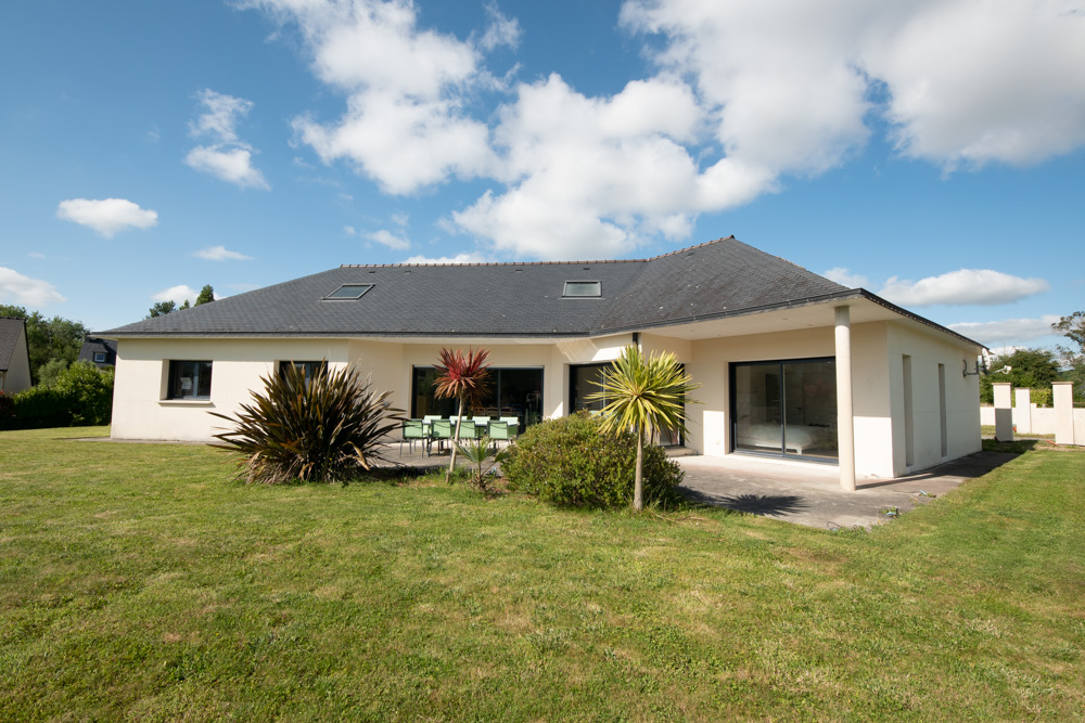 GRANDE MAISON PLAIN PIED T6 - 190 M2 HABITABLE + 255 M2 UTILE (GRENIER AMENAGEABLE - GARAGE- SOUS-SOL) - TERRAIN 1600 M2