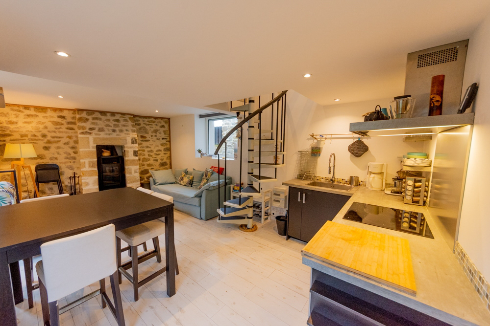 MAISON DE VILLE DE 1930 T3 50M² - COUP DE COEUR - 2 CHAMBRES - MEUBLE - SUR TERRAIN DE 200M² photo 3