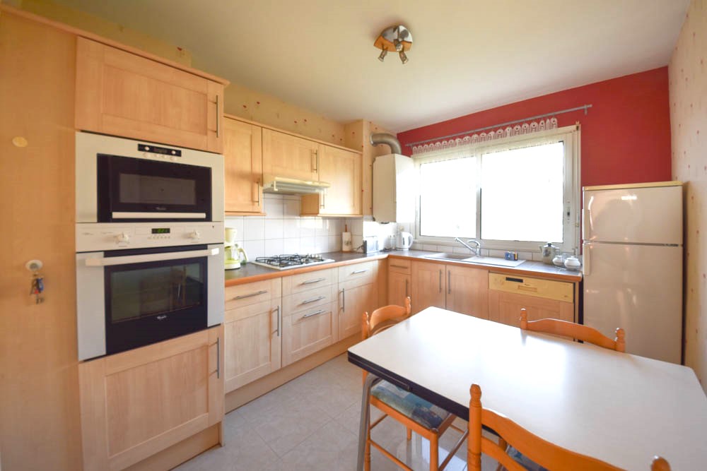 APPARTEMENT 77 M2 - DERNIER ETAGE - 3 CHAMBRES - 2 BALCONS - VUE MER - DALLE BETON - STATIONNEMENT AISE - VIGIK - INTERPHONE photo 2