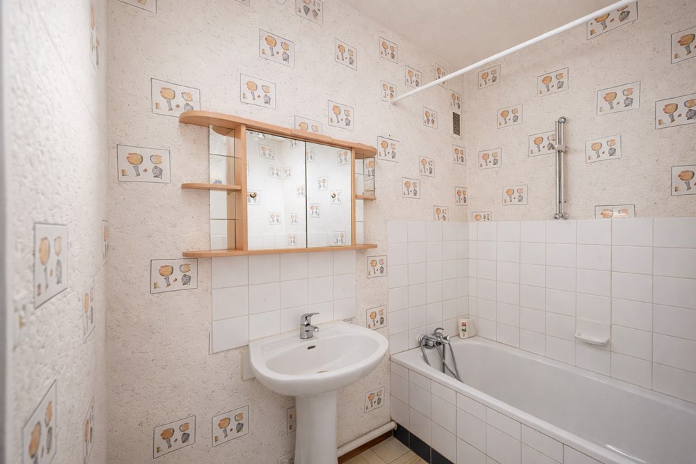 APPARTEMENT 77 M2 - DERNIER ETAGE - 3 CHAMBRES - 2 BALCONS - VUE MER - DALLE BETON - STATIONNEMENT AISE - VIGIK - INTERPHONE photo 5