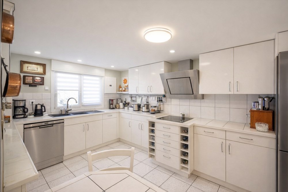 MAISON - T7 - 4 CHAMBRES - IDEALEMENT SITUE - PROCHE COMMODITES - DPE C - GARAGE - POMPE A CHALEUR - PIECE DE VIE DE 65M². photo 4