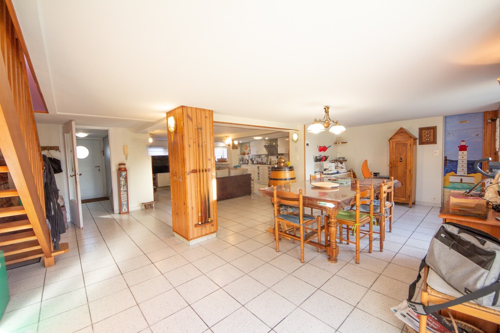 MAISON - T7 - 4 CHAMBRES - IDEALEMENT SITUE - PROCHE COMMODITES - DPE C - GARAGE - POMPE A CHALEUR - PIECE DE VIE DE 65M². photo 2