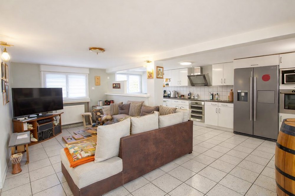 MAISON - T7 - 4 CHAMBRES - IDEALEMENT SITUE - PROCHE COMMODITES - DPE C - GARAGE - POMPE A CHALEUR - PIECE DE VIE DE 65M². photo 3