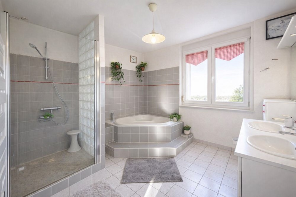 MAISON - T7 - 4 CHAMBRES - IDEALEMENT SITUE - PROCHE COMMODITES - DPE C - GARAGE - POMPE A CHALEUR - PIECE DE VIE DE 65M². photo 5