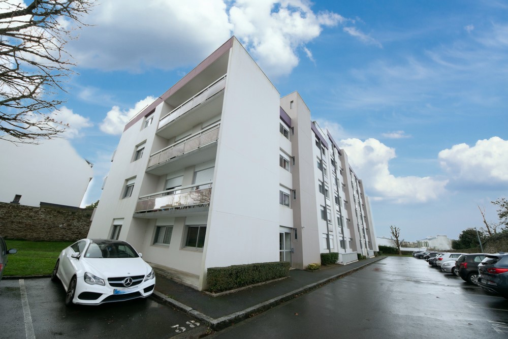 SAINT-MARC/LE GUELMEUR- GRAND STUDIO 35M2 - LUMINEUX - RESIDENCE DE STANDING - PLACE DE PARKING - CAVE - VENDU LOUE photo 3