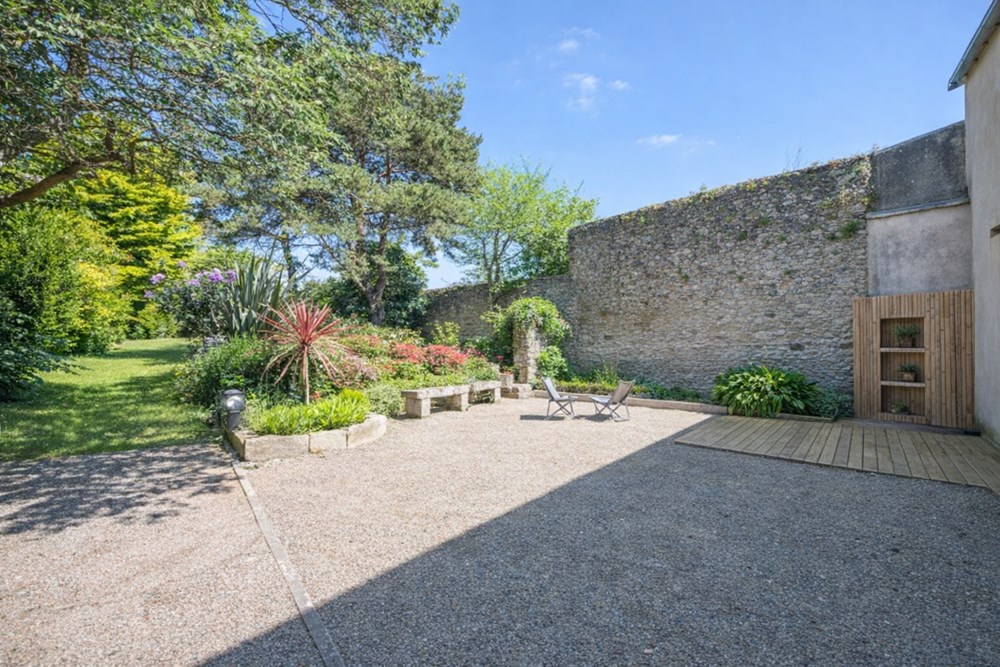 MAISON - T7 - 6 CHAMBRES - BEAUX VOLUMES - IDEALEMENT SITUE - GARAGE - TERRAIN DE 1100M² - DEPENDANCES.