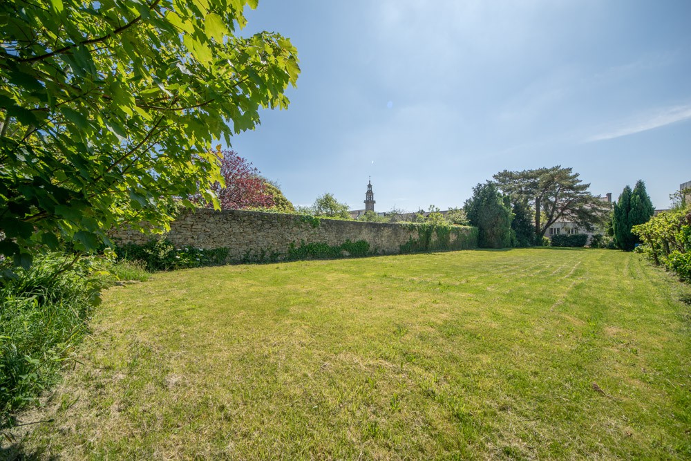 MAISON - T7 - 6 CHAMBRES - BEAUX VOLUMES - IDEALEMENT SITUE - GARAGE - TERRAIN DE 1100M² - DEPENDANCES. photo 3