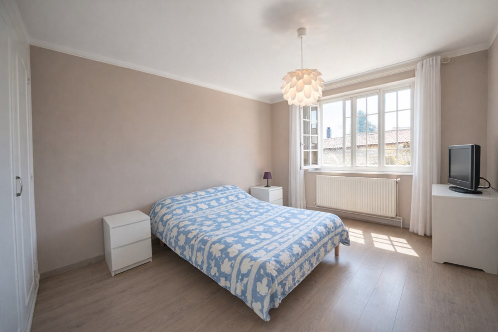 MAISON - T7 - 6 CHAMBRES - BEAUX VOLUMES - IDEALEMENT SITUE - GARAGE - TERRAIN DE 1100M² - DEPENDANCES. photo 4