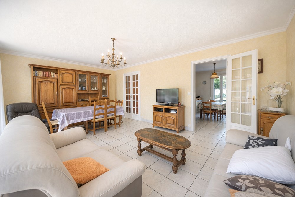 MAISON - T7 - 6 CHAMBRES - BEAUX VOLUMES - IDEALEMENT SITUE - GARAGE - TERRAIN DE 1100M² - DEPENDANCES. photo 4