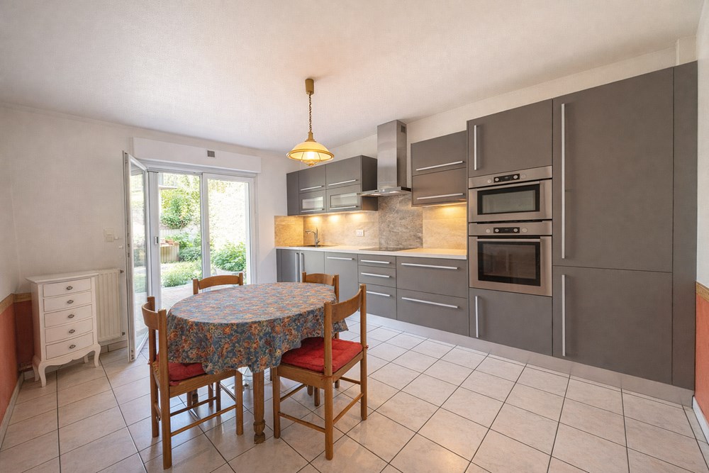 MAISON - T7 - 6 CHAMBRES - BEAUX VOLUMES - IDEALEMENT SITUE - GARAGE - TERRAIN DE 1100M² - DEPENDANCES. photo 5