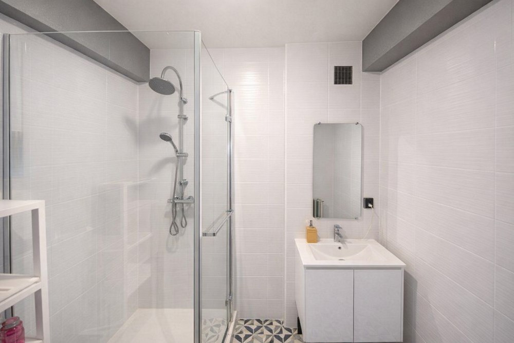 APPARTEMENT 65M² - SANS TRAVAUX - DERNIER ETAGE - 2 CHAMBRES - CAVE - GARAGE - PROCHE COMMERCES photo 5