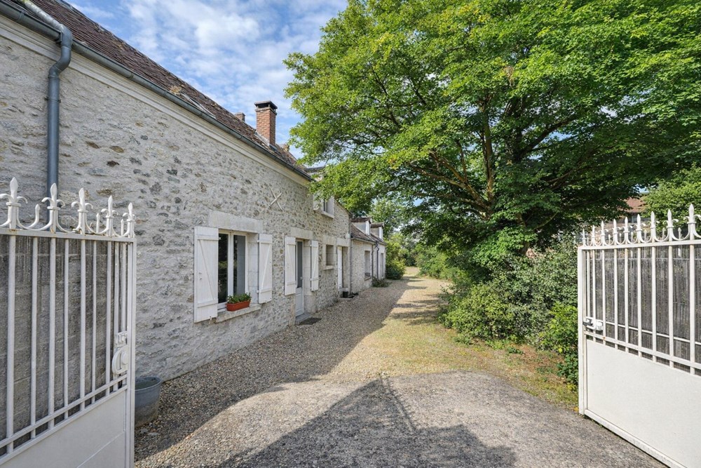 PROPRIETE DE 220 M² SUR 700 M² DE TERRAIN - 4/5 CHAMBRES - PISCINE - JARDIN ARBORE - POUR LES AMOUREUX DE L AUTHENTIQUE