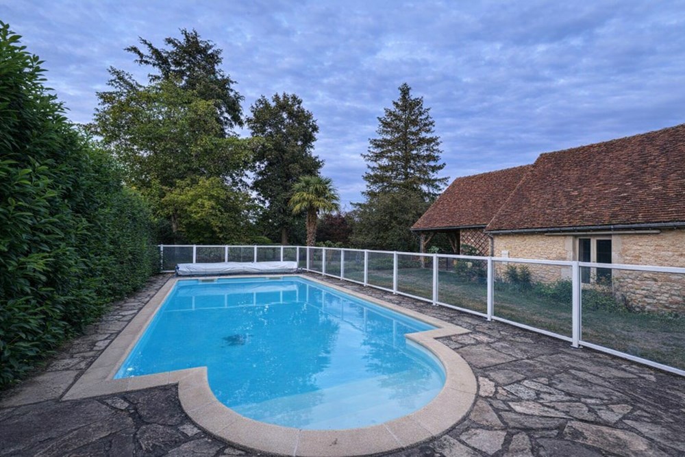 PROPRIETE DE 220 M² SUR 700 M² DE TERRAIN - 4/5 CHAMBRES - PISCINE - JARDIN ARBORE - POUR LES AMOUREUX DE L AUTHENTIQUE photo 4