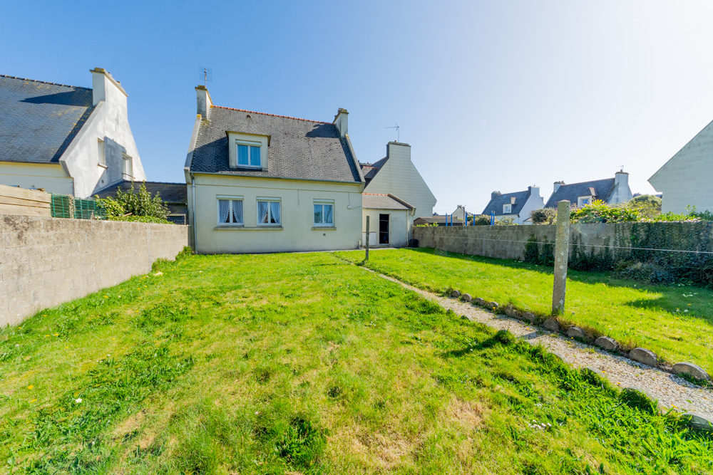 MAISON DE VILLE T6 DE 1970 - 4 CHAMBRES - GARAGE - BEAU POTENTIEL - TERRAIN CLOS 350M²