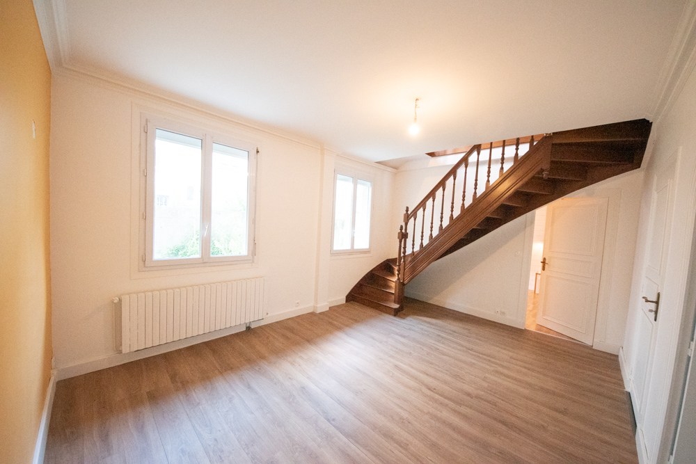 RUE CONSEIL - 140M2 - 4 CHAMBRES - CHEMINEE - JARDIN - GARAGE - TOUTES LES COMMODITES AU PIED DE L'IMMEUBLE photo 4