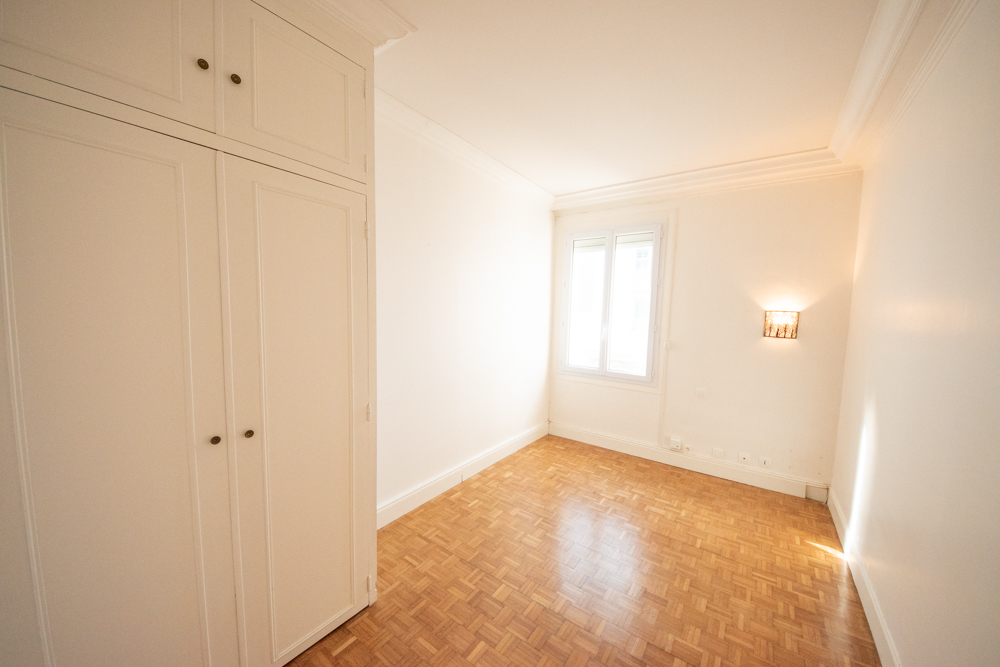 RUE CONSEIL - 140M2 - 4 CHAMBRES - CHEMINEE - JARDIN - GARAGE - TOUTES LES COMMODITES AU PIED DE L'IMMEUBLE photo 5