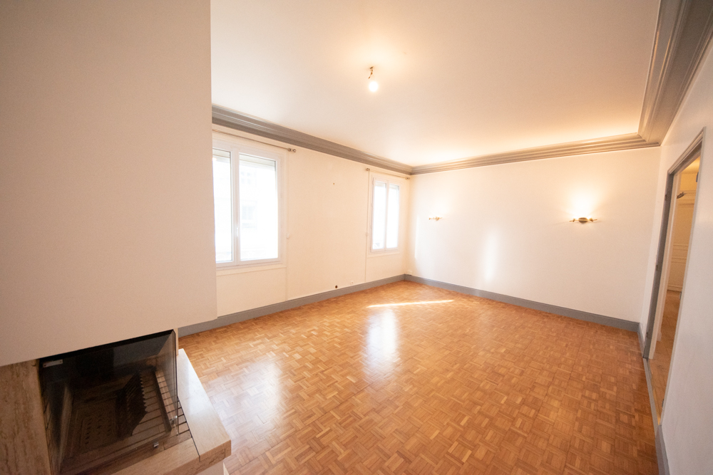 RUE CONSEIL - 140M2 - 4 CHAMBRES - CHEMINEE - JARDIN - GARAGE - TOUTES LES COMMODITES AU PIED DE L'IMMEUBLE photo 3