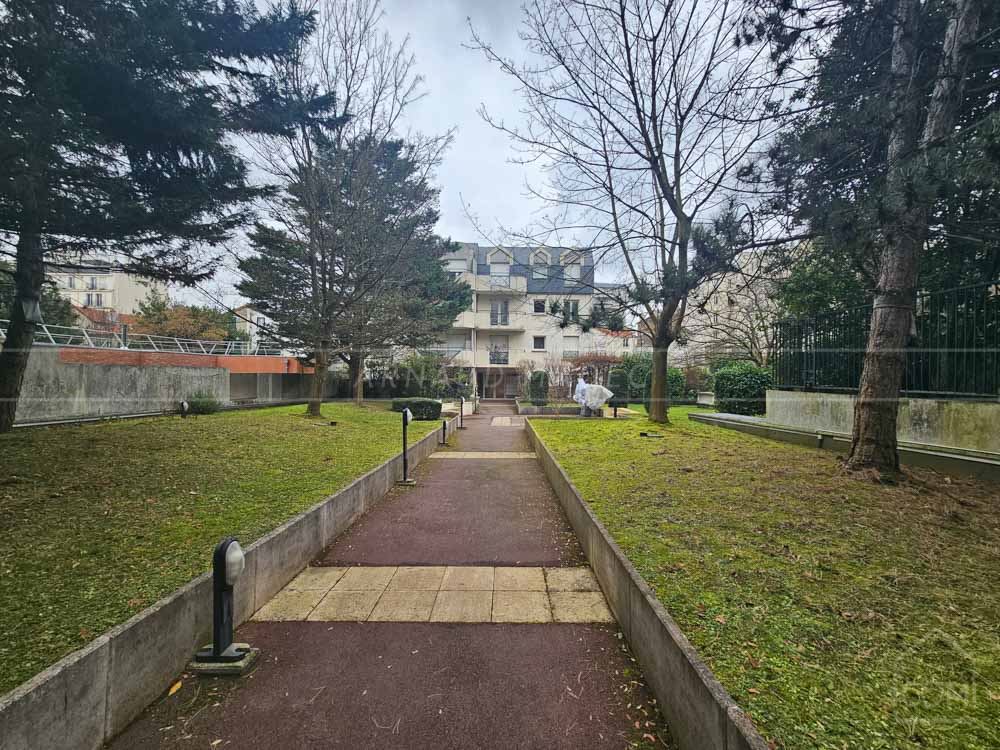 APPARTEMENT STUDIO - 5EME ETAGE - BALCON - ASCENSEUR - GARAGE POSSIBLE - CALME - AUCUN VIS A VIS - COUP DE COEUR photo 3