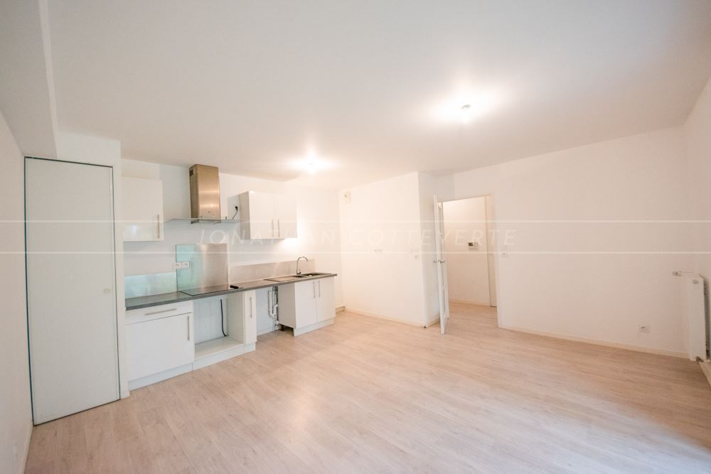 APPARTEMENT - T2 - 1 CHAMBRE - DPE C - JARDIN PRIVATIF - AUCUNS TRAVAUX - PLACE DE PARKING - REZ DE JARDIN - IMMEUBLE DE 2015.