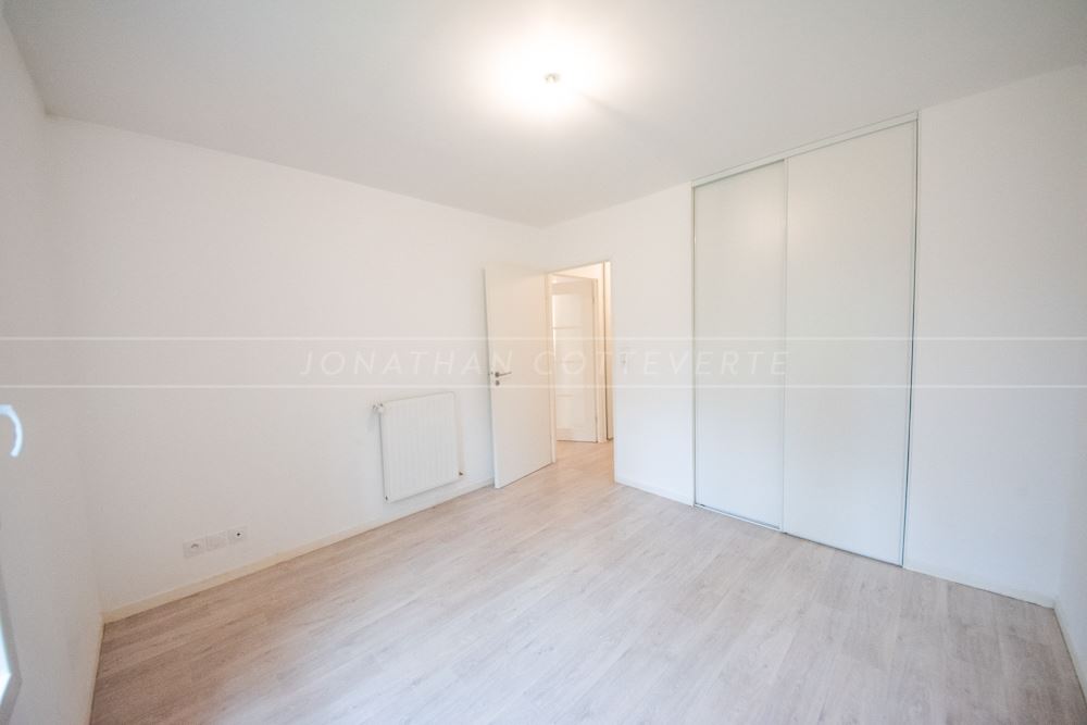 APPARTEMENT - T2 - 1 CHAMBRE - DPE C - JARDIN PRIVATIF - AUCUNS TRAVAUX - PLACE DE PARKING - REZ DE JARDIN - IMMEUBLE DE 2015. photo 3